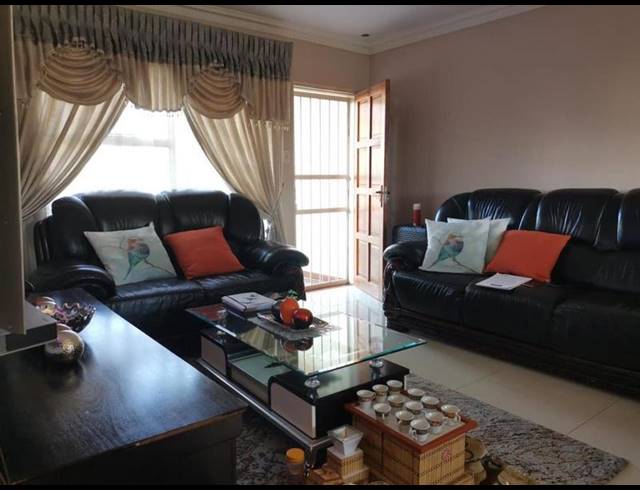3 BEDROOM TOWNHOUSE FOR SALE IN OAKDENE